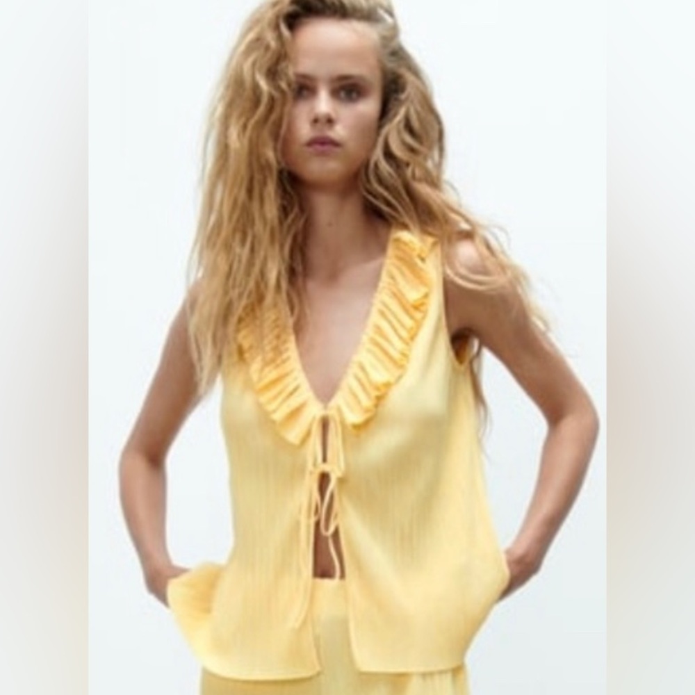 NWT Super cute pleated ruffle top with double bow tie detail size L